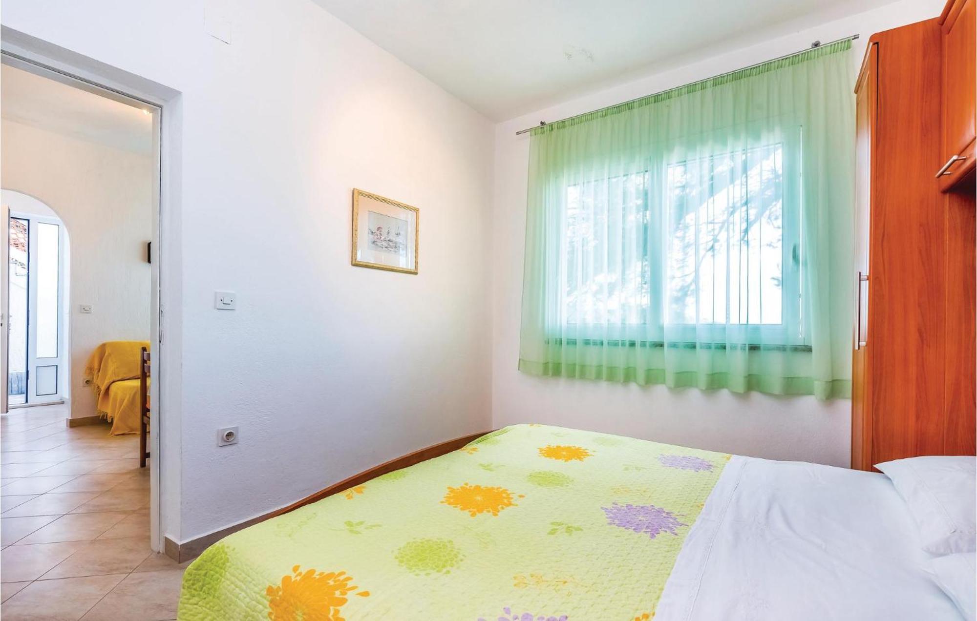 1 Bedroom Awesome Apartment In Supetarska Draga Kültér fotó