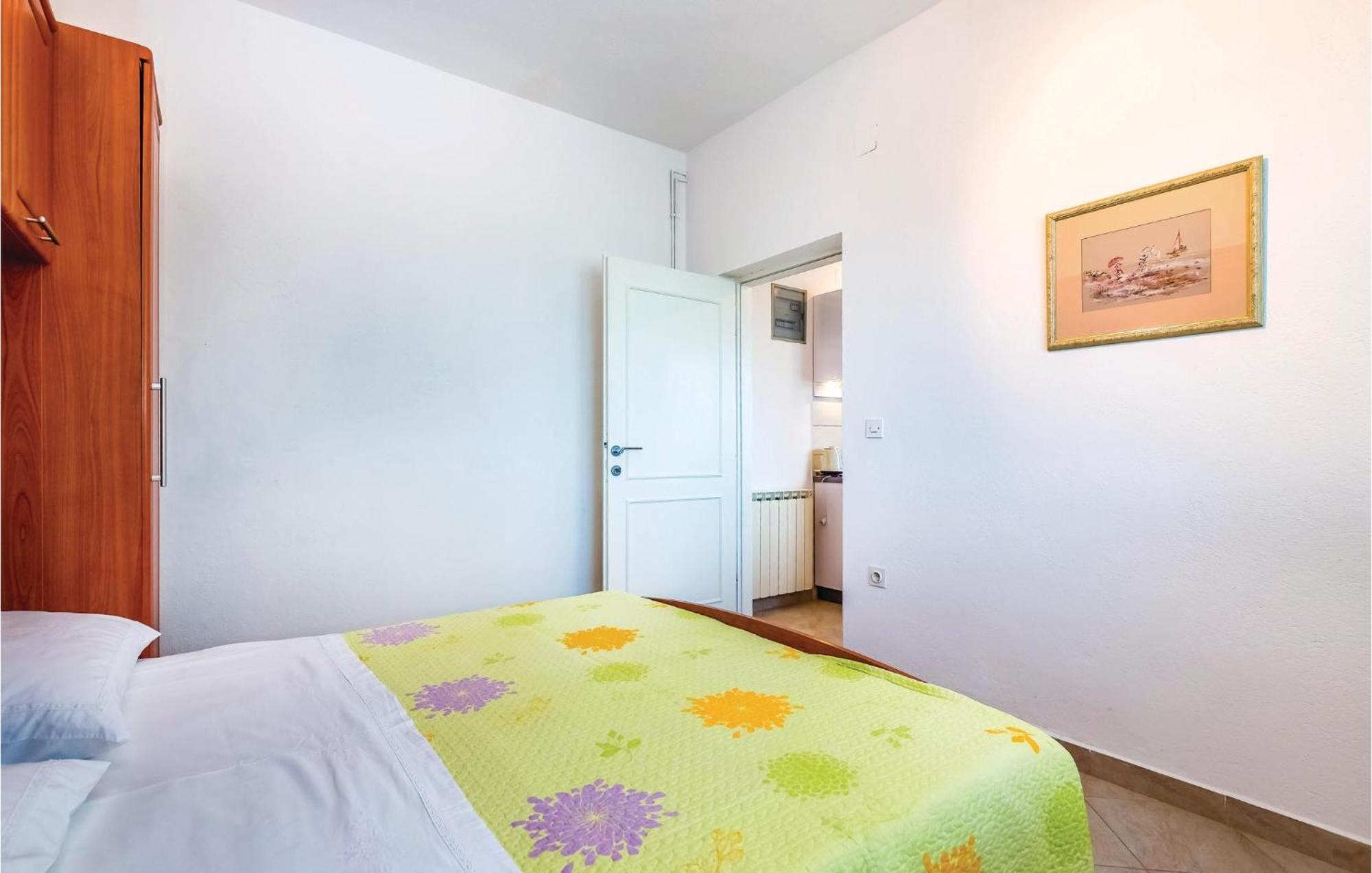 1 Bedroom Awesome Apartment In Supetarska Draga Kültér fotó