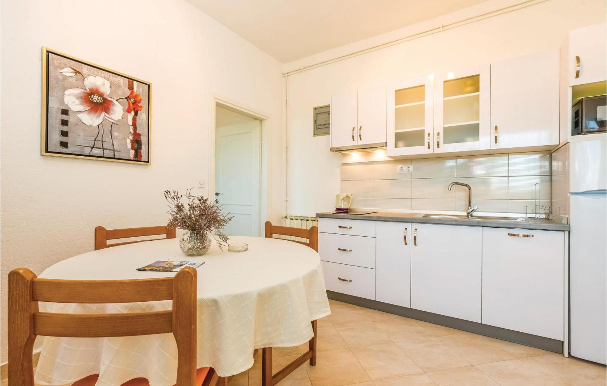 1 Bedroom Awesome Apartment In Supetarska Draga Kültér fotó